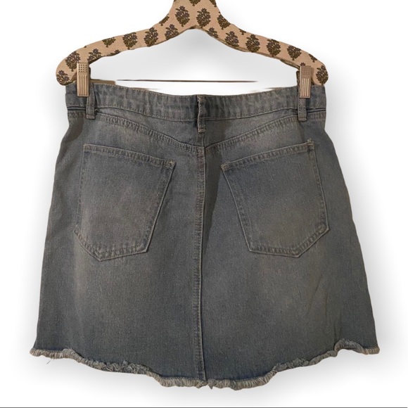 Refuge Denim Zip Front Distressed Mini Skirt NWT - Picture 2 of 4